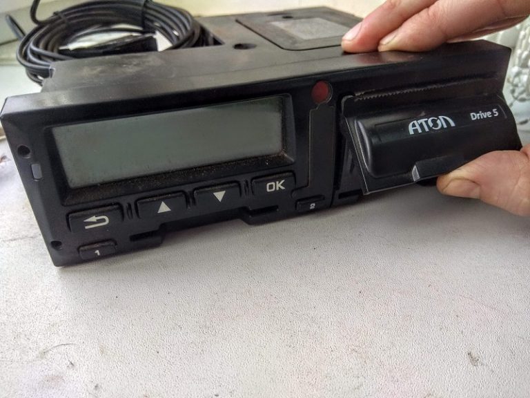 Как установить бумагу в тахограф - советы водителям