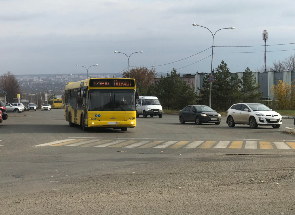 Городской автобус в своей привычной среде обитания
